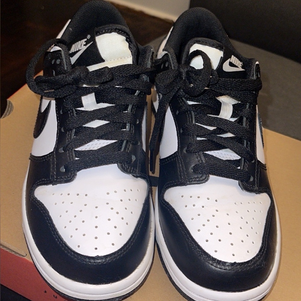 Nike Men's Classic Black and White Sneakers